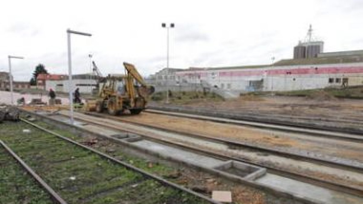 El paseo discurre paralelo a los raíles y junto a éste se construirá una pista deportiva.