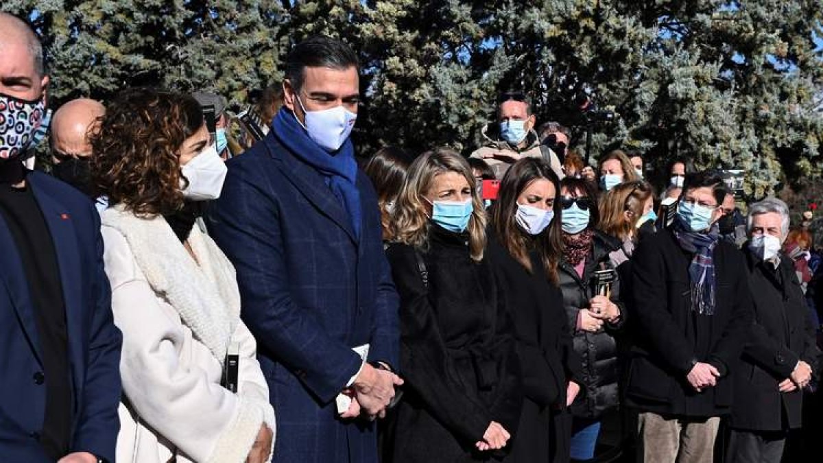 El presidente del Gobierno, ayer, junto a varios ministros en el funeral de Almudena Grandes. FERNANDO VILLAR