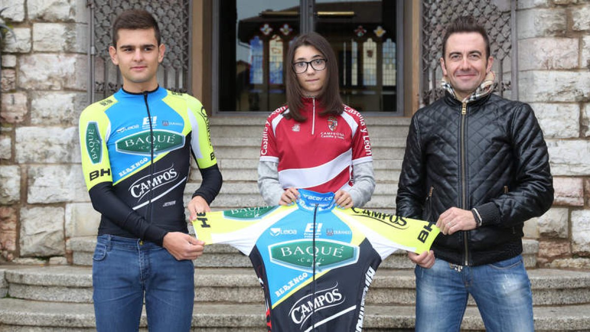 Marcos González, María Brizuela y Humberto Gómez con el maillot de su nuevo equipo, el Baqué-Campos Team