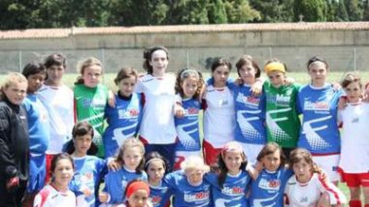 El equipo berciano en el pasado Torneo del Casco Viejo en junio.