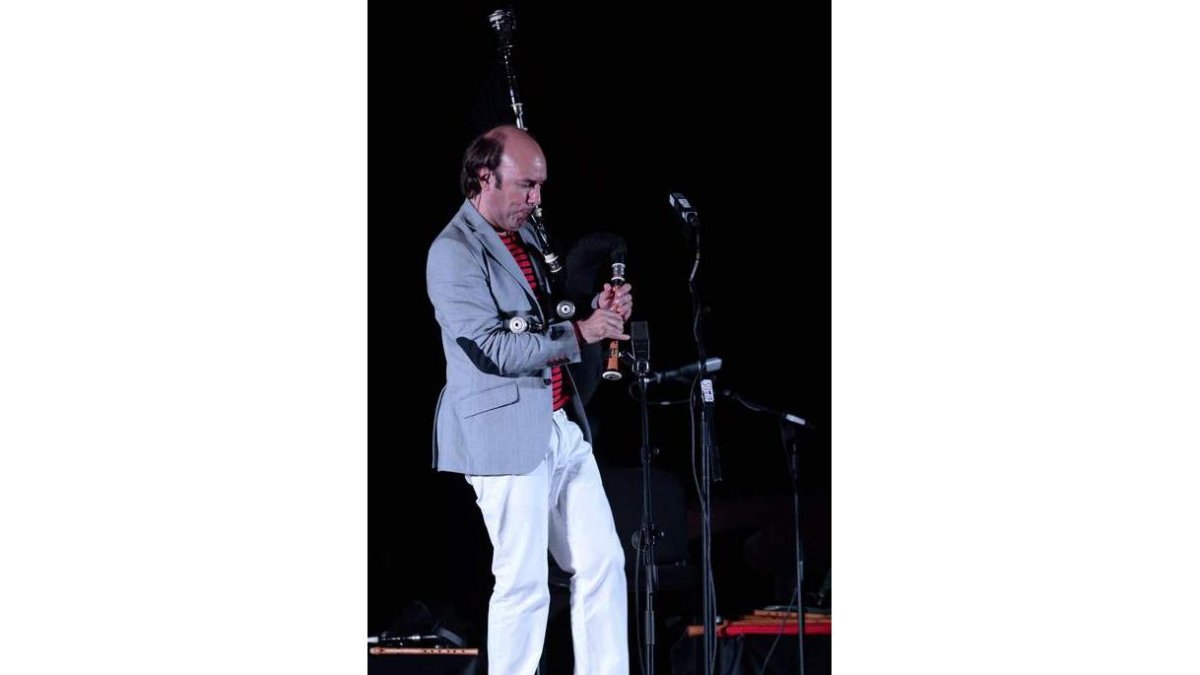 El músico español Carlos Nuñez volverá a tocar con fuerza bajo los arcos de la Ferrería este verano.