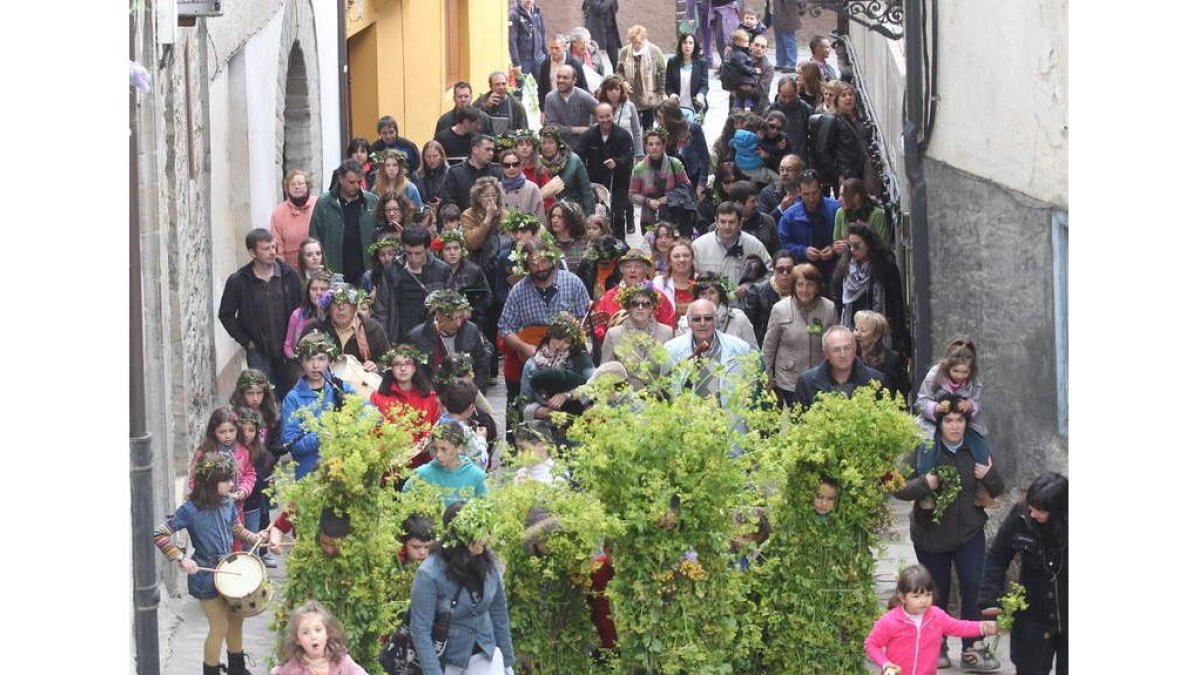 Un grupo de mayos ayer al pasar por la calle del Agua.
