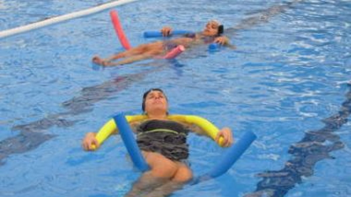 Las piscinas de La Bañeza acogen un novedoso programa de educación maternal.