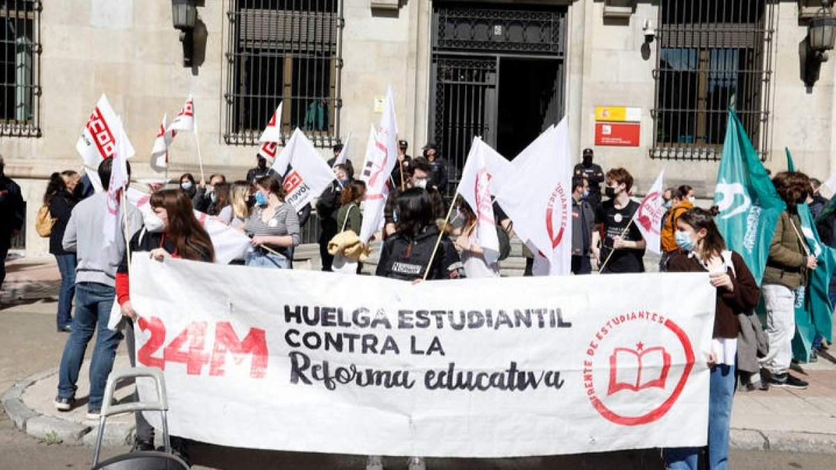 Los estudiantes se concentraron ante la Subdelegación de Gobierno para mostrar su rechazo a las nuevas leyes. MARCIANO PÉREZ