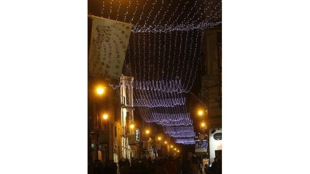 Aspecto que presentaba la iluminación de la calle Ancha ayer en León.