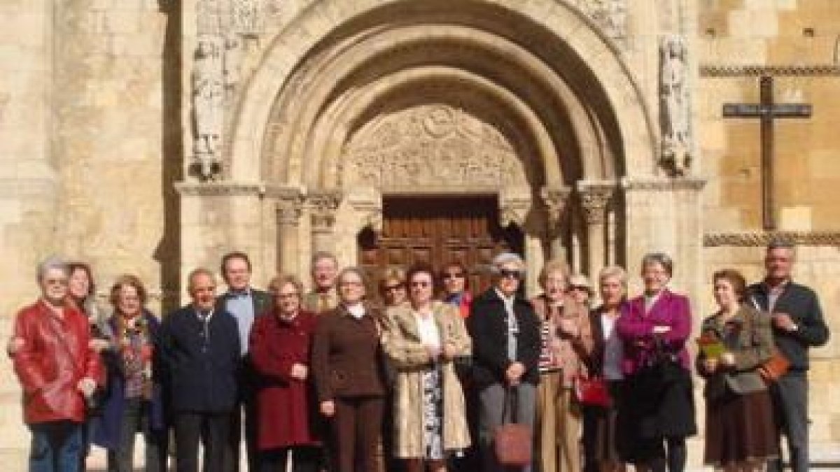 Los abuelos del Peñacorada, ante la Colegiata de San Isidoro en la capital leonesa