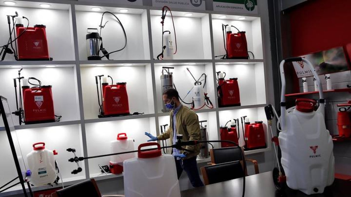 Trabajadores de la empresa valenciana Grupo Sanz se dedican a producir mochilas eléctricas con batería de litio, presión constante, mismo tamaño de gota y efecto de nebulizaciónon. MANUEL BRUQUE