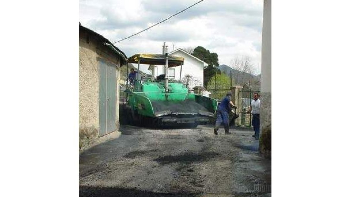 La presidenta de la Diputación, Isabel Carrasco, supervisa las obras de pavimentación junto con otro