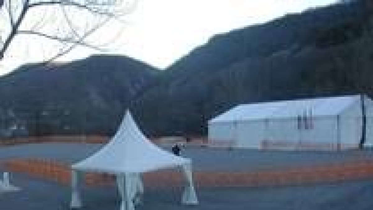 La carpa y la zona donde está prevista la inauguración de las obras del AVE ya está preparada