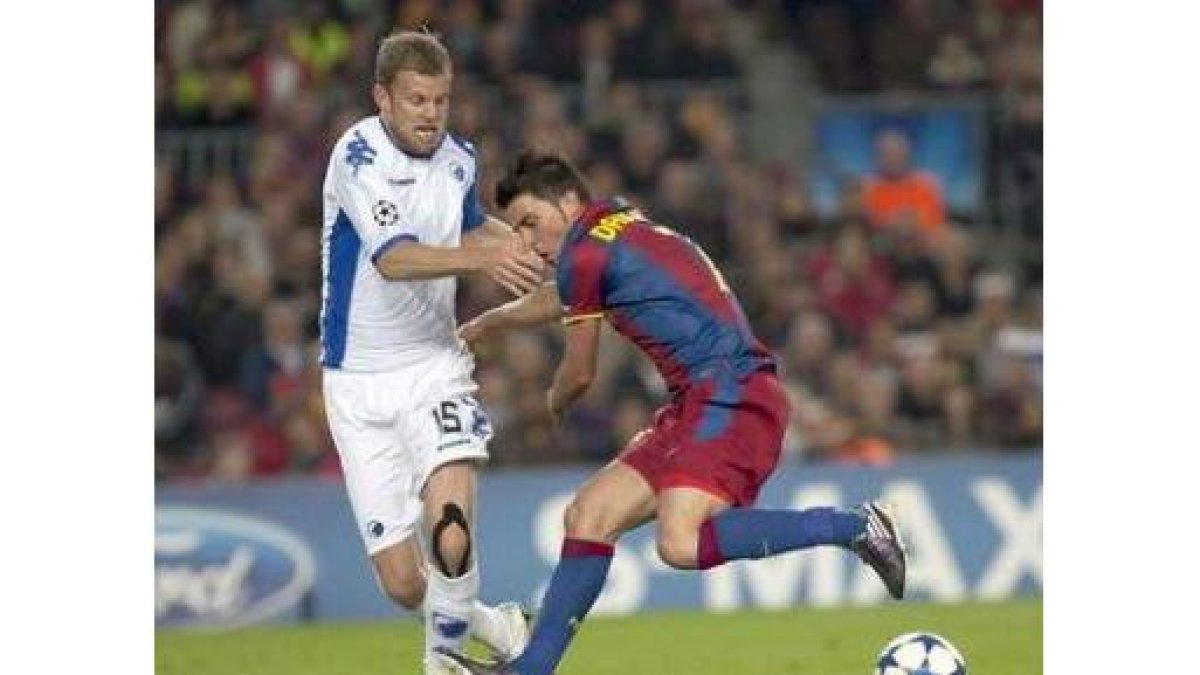Antonsson intenta cortar el avance de David Villa..