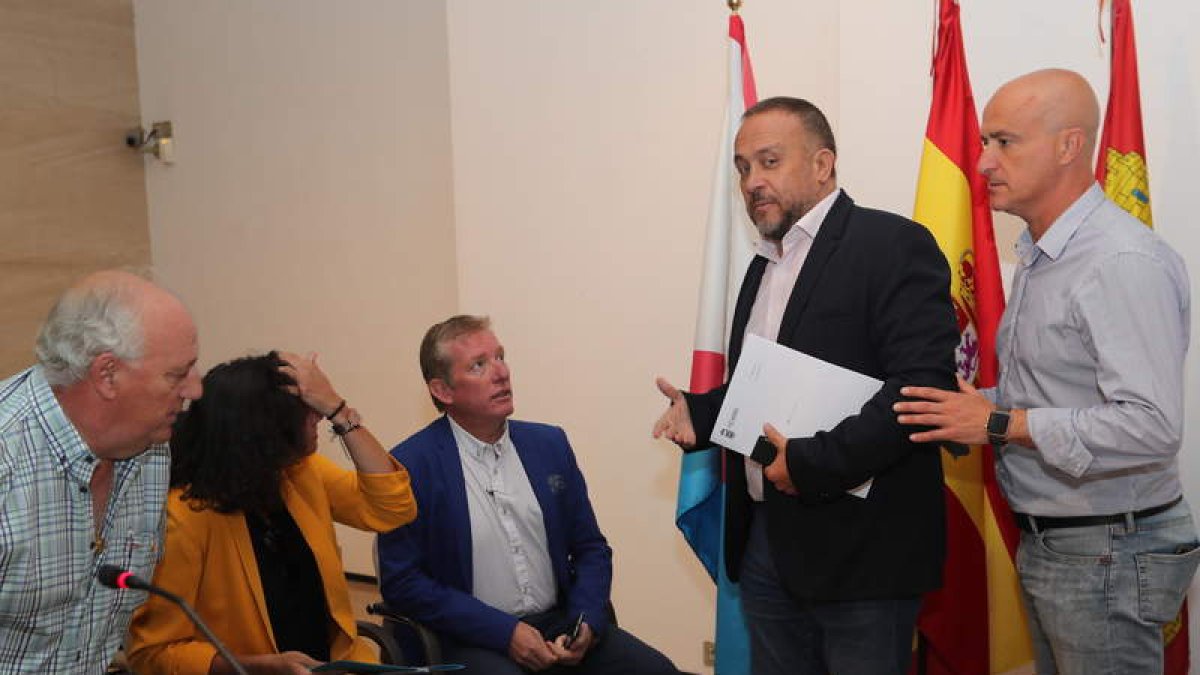 Julio Arias, primero por la izquierda de pie junto al presidente del Consejo, en un pleno pasado. ANA F. BARREDO