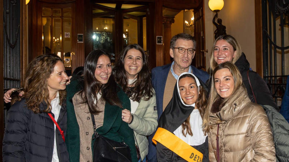 Alberto Núñez Feijóo con un grupo de asistentes a una despedida de soltera. RAQUEL MANZANARES