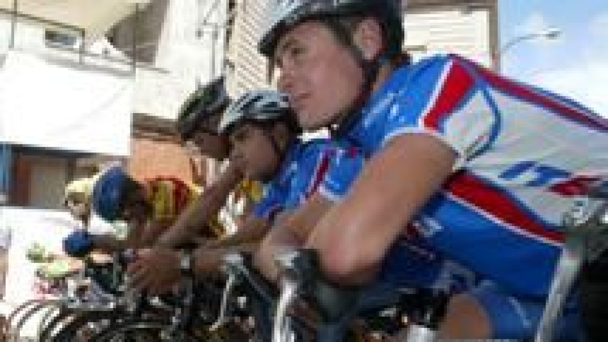 Una aficionada espera a los ciclistas en meta con el maillot del Kelme