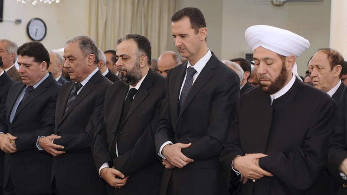 Bachar Al Asad, el cuarto a la izquierda, mientras reza en una mezquita de la capital.