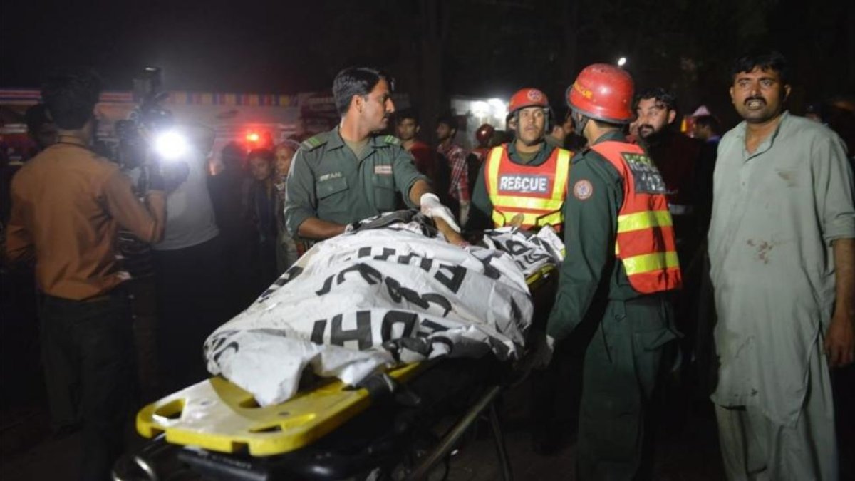 Traslado de un herido tras la explosión en el parque de Lahore.