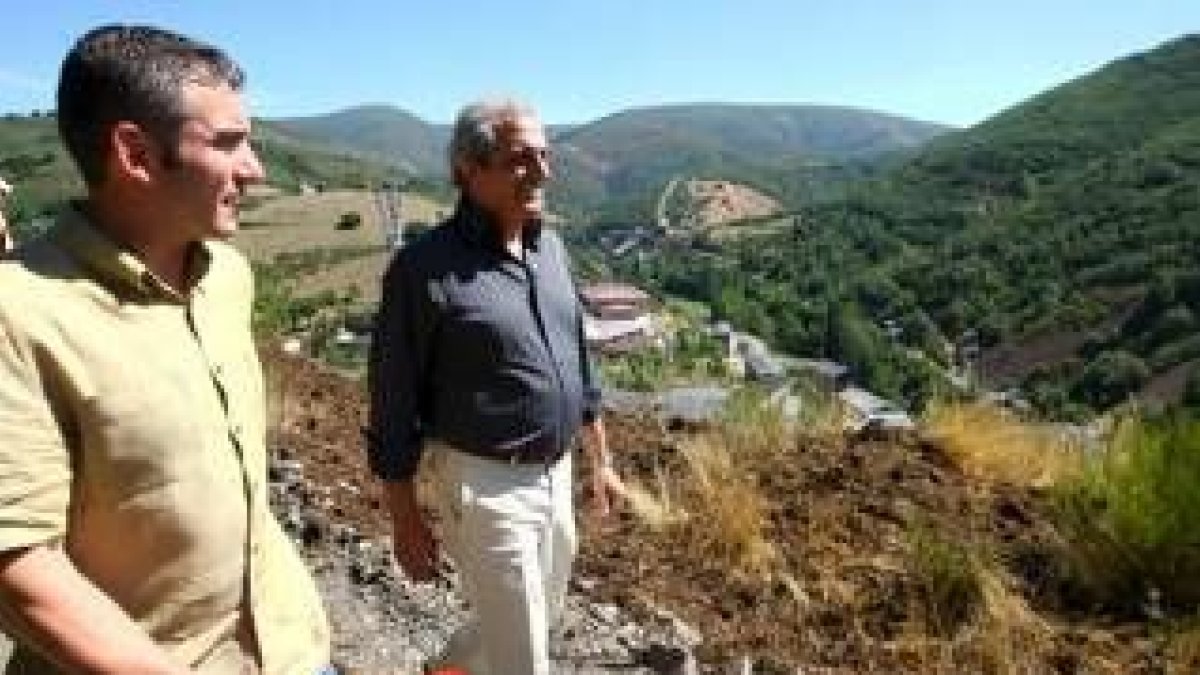 Dos trabajadores acondicionan el nuevo sustrato de la escombrera