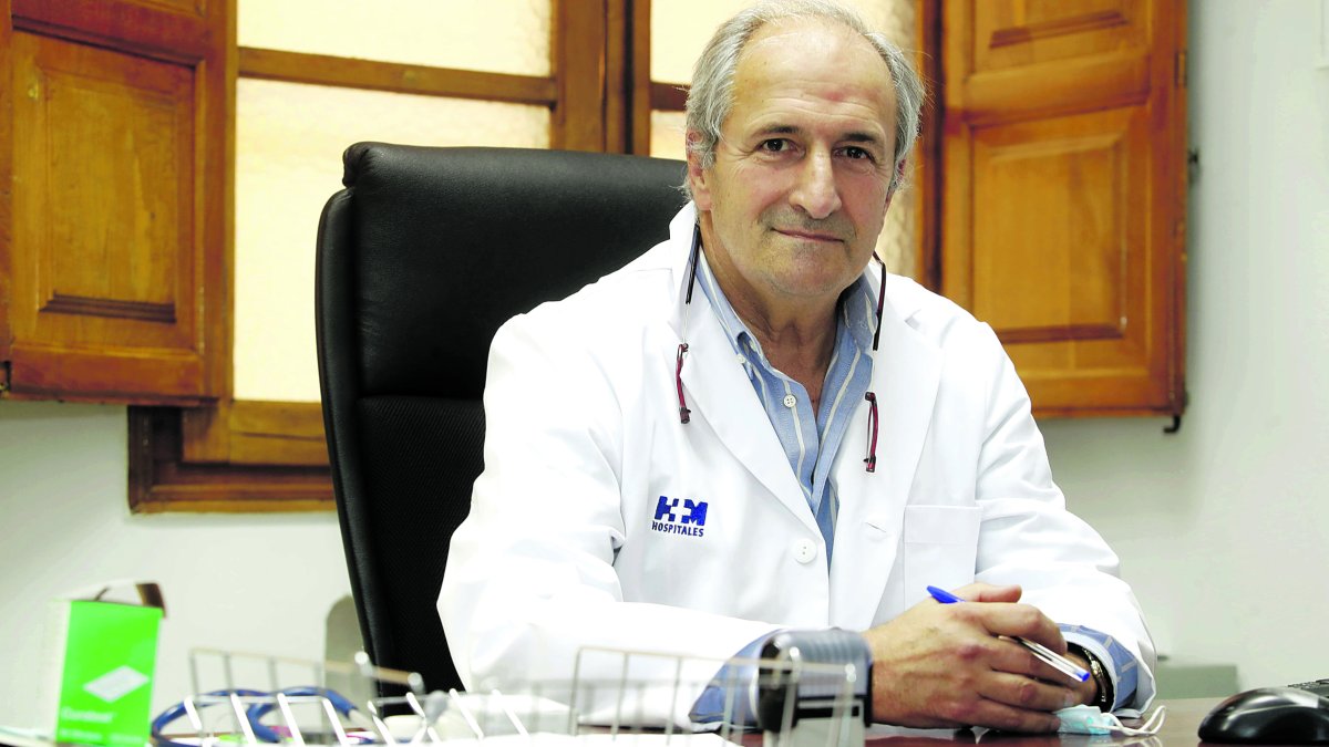Adolfo Vélez, en la consulta de HM Hospitales La Regla. RAMIRO