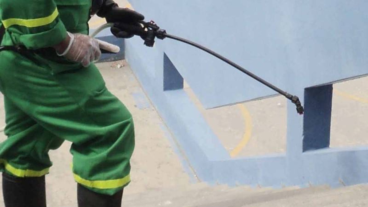 Un trabajador haciendo labores de fumigación