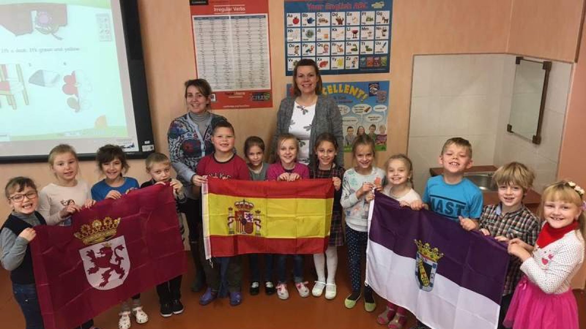 La profesora coyantina, Rosario Marcos, posa junto a sus alumnos en el colegio de Letonia. DL