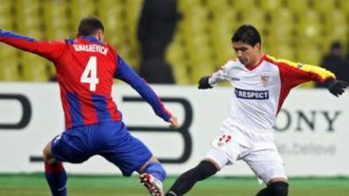 Sergei Ignashevich, a la izquierda, lucha por el balón con el sevillista Renato.