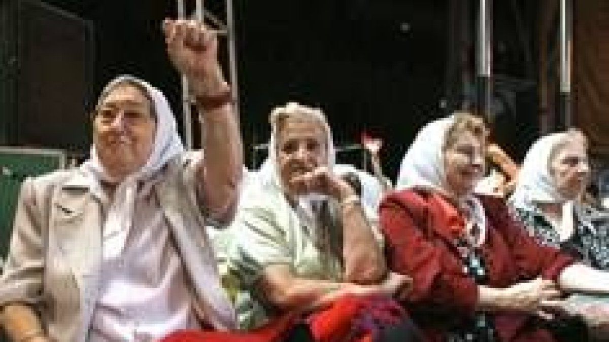 Algunas de las Madres de plaza de Mayo, encabezadas por Hebe de Bonafini, a la izquierda