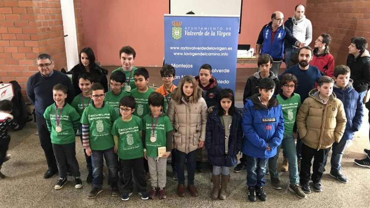 Los jugadores galardonados del Ayuntamiento de Valverde de la Virgen posan con sus medallas.