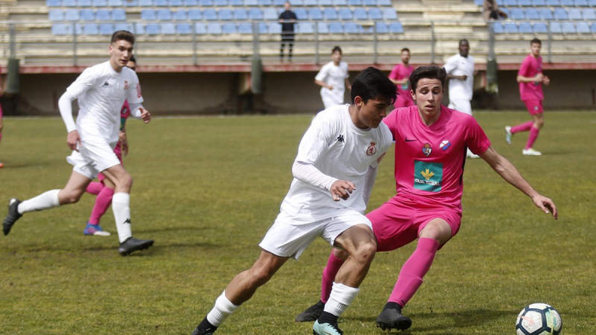 El equipo culturalista no tuvo rival en el berciano en el derbi juvenil de la jornada. FERNANDO OTERO