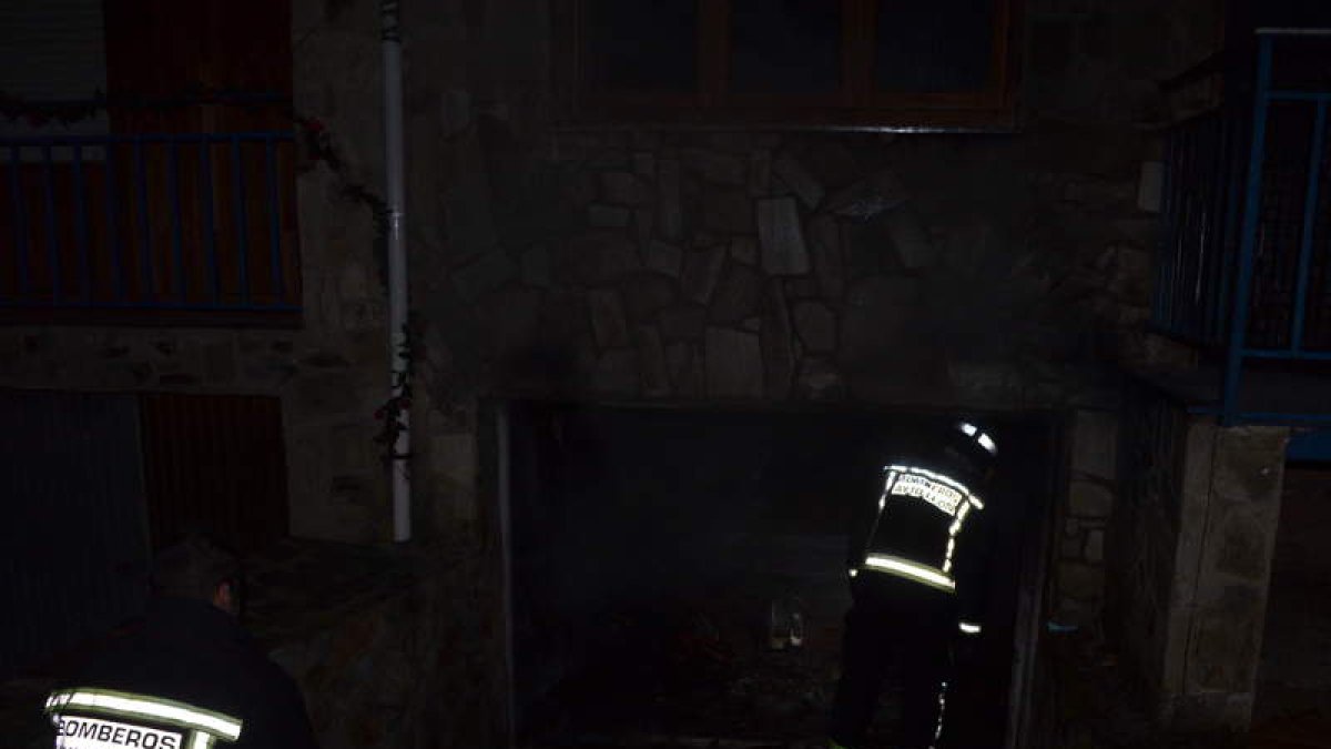 Los Bomberos de León durante su intervención en el incendio de ayer en San Millán. MEDINA