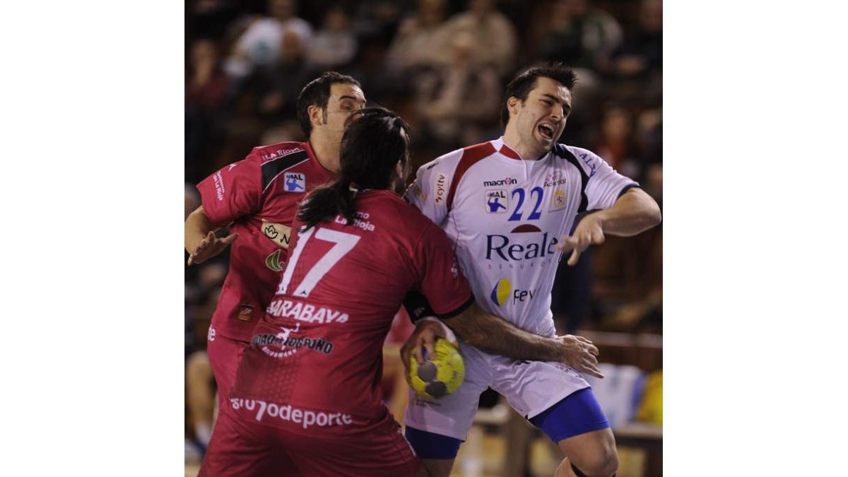 El primera línea, Carlos Ruesga, con nueve tantos, fue ayer el máximo artillero del partido y una pesadilla para la defensa riojana.