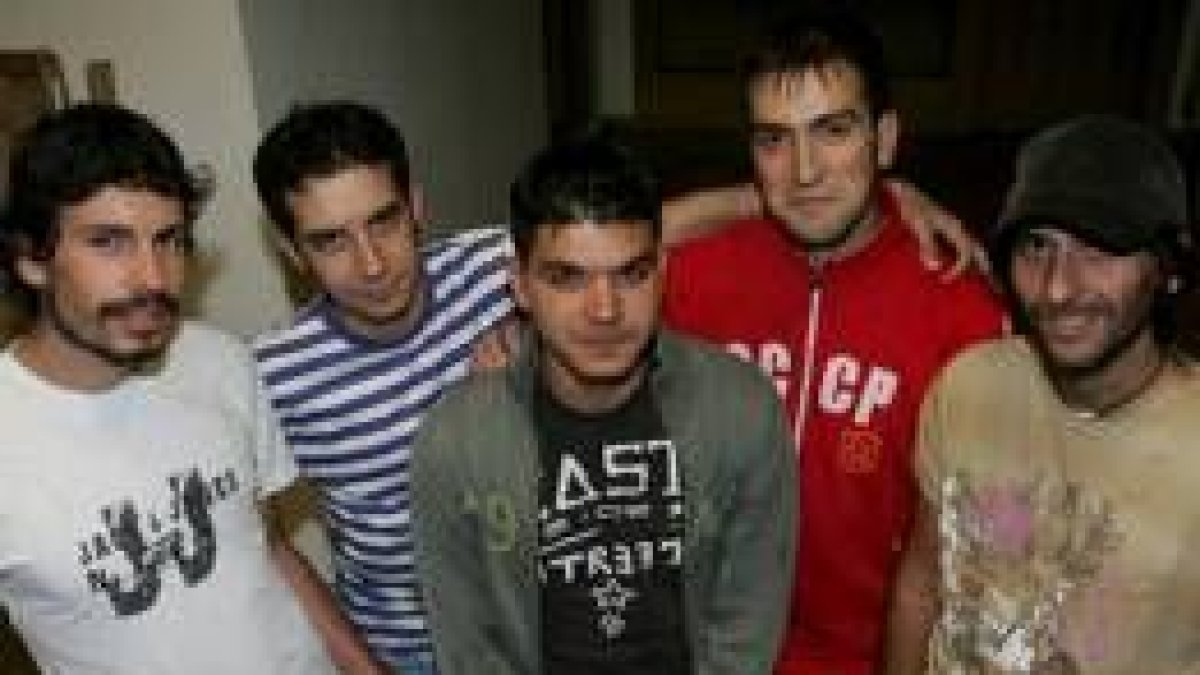 Los integrantes de la banda preparan su próximo concierto