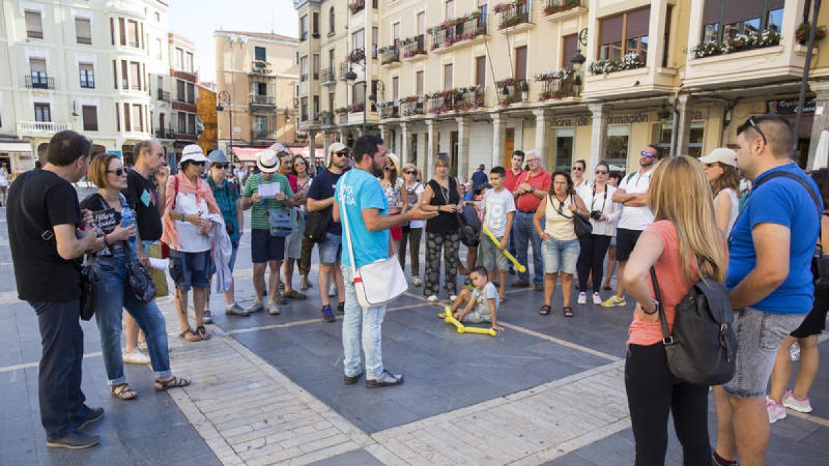 Grupo de turistas, de visita en la ciudad. FERNANDO OTERO PERANDONES