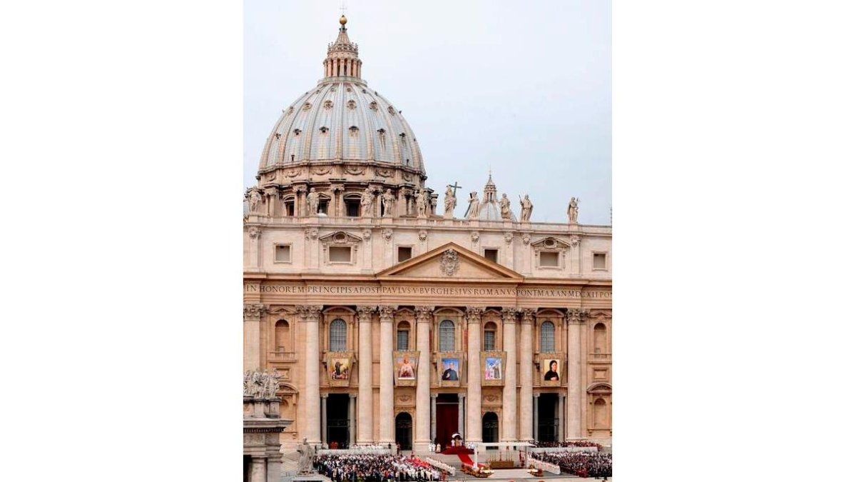Bajo la Basílica de San Pedro del Vaticano existe una necrópolis poco conocida por los turistas a través de la que se llega a la tumba de San Pedro que ofrece una visita inolvidable.