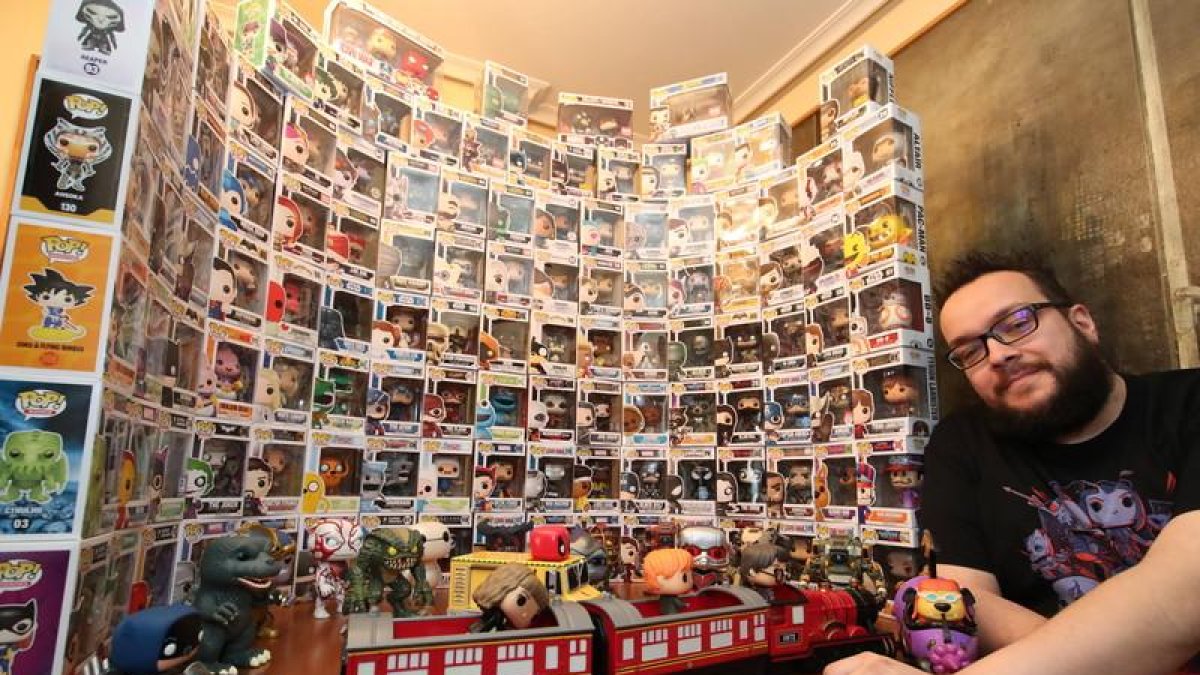 .Pablo Morán posa con su colección de Pop Vinyls, en su casa de Trobajo del Camino. RAMIRO
