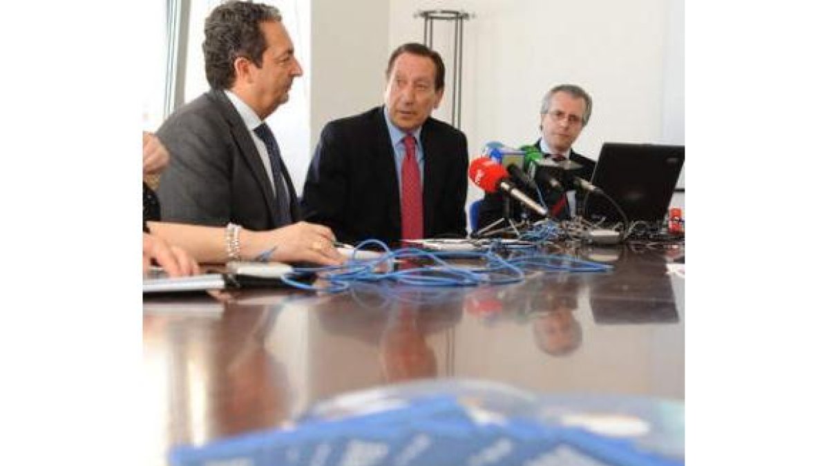 Baldeón y Burón durante la presentación del nuevo sistema