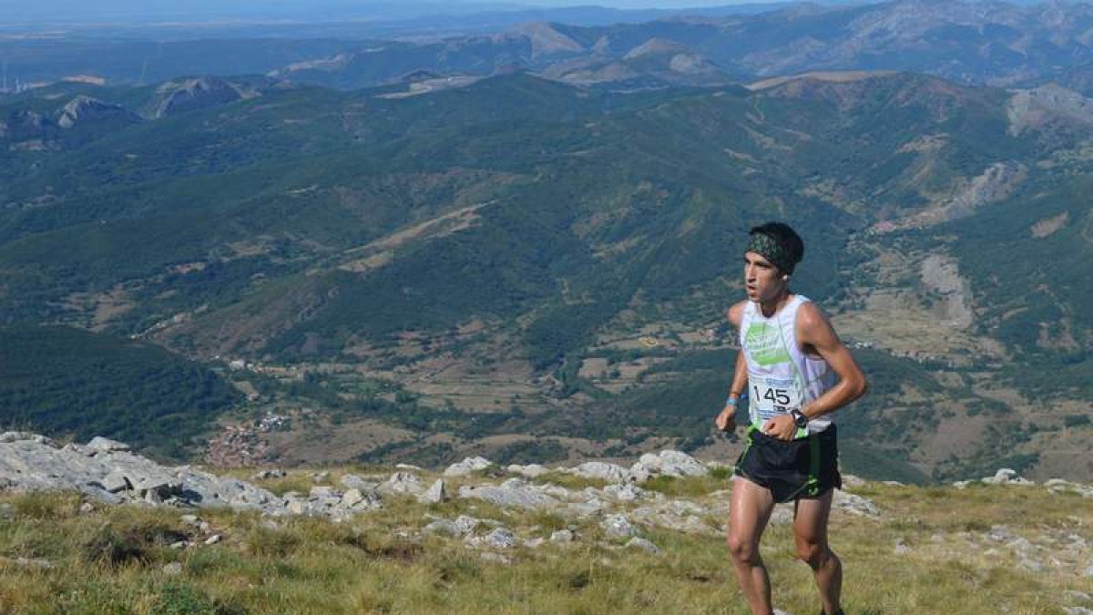 El corredor leonés en el elemento en el que asegura sentirse plenamente feliz: la montaña, un territorio agreste donde predominan las emociones