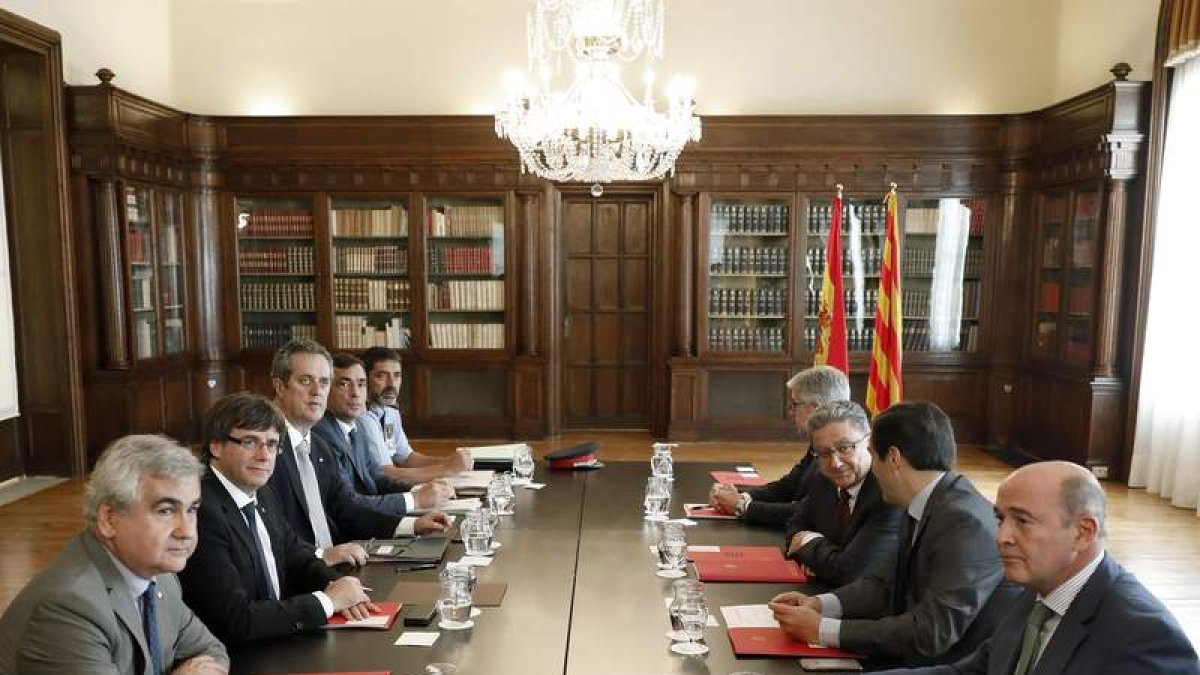 Los representantes de la Generalitat y del Gobierno en la reunión de la Junta de Seguridad. A. DALMAU