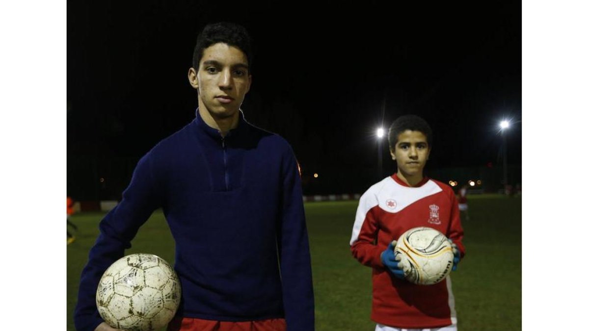 Jalal, de 17 años, e Ismael,de 12, en el campo de Trobajo del Cerecedo