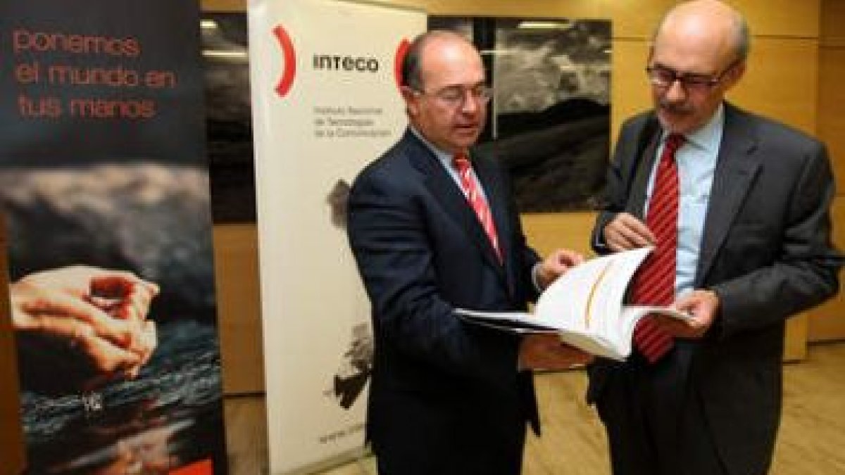 Fernando Ballestero y Víctor Izquierdo, ayer en Madrid.
