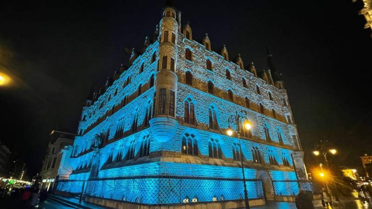 El edificio de Botines estrena una nueva imagen nocturna con una potente iluminación. DL