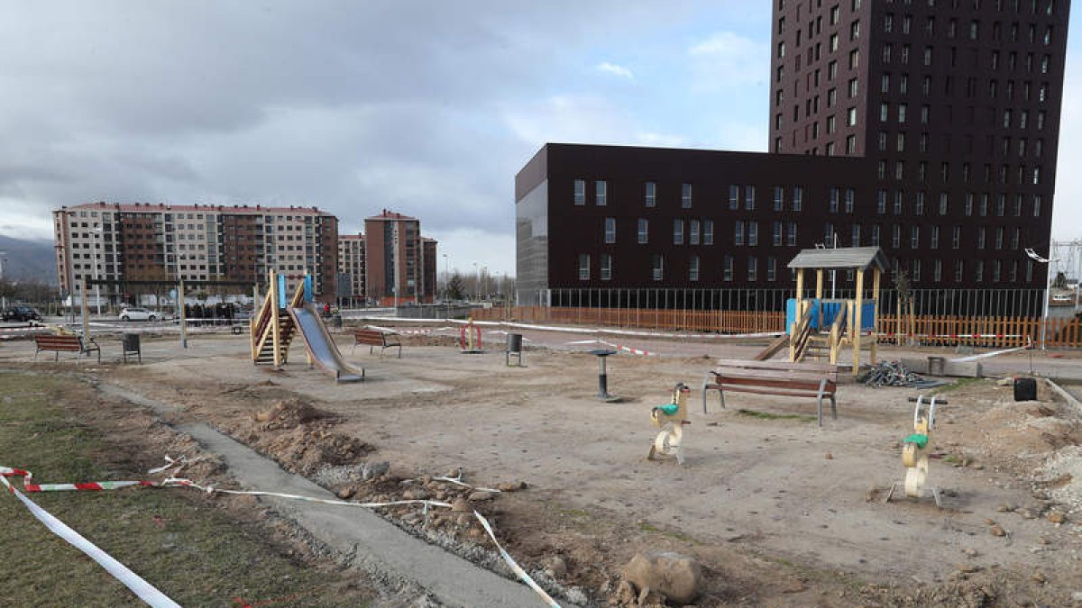 Las máquinas están trabajando en la actualidad en la primera fase de mejora del entorno de la torre de La Rosaleda. L. DE LA MATA