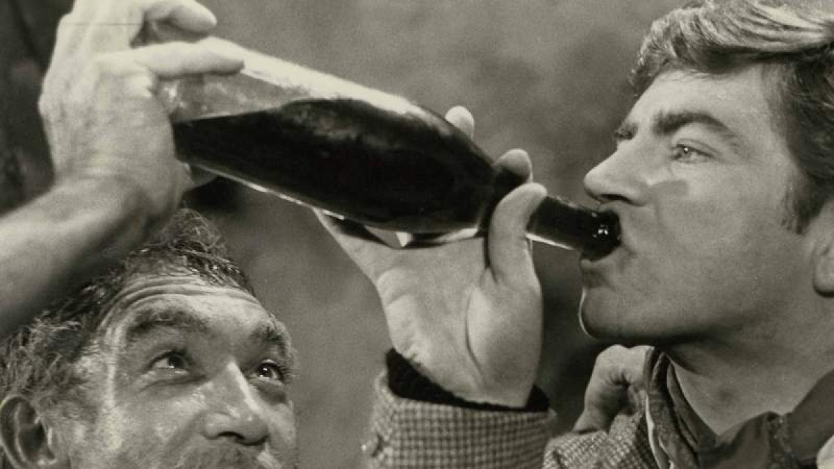 Anthony Quinn y Alan Bates, en una escena de la película ‘Zorba el griego’