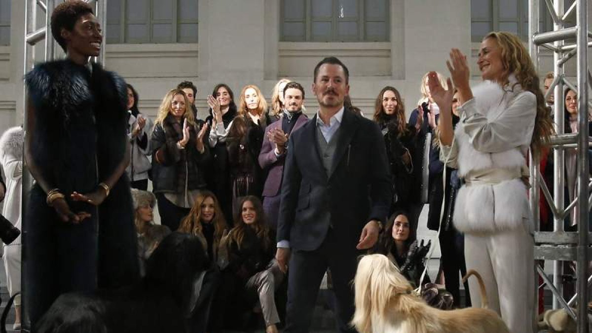 Santiago del Palacio rodeado de modelos al acabar el desfile en Madrid