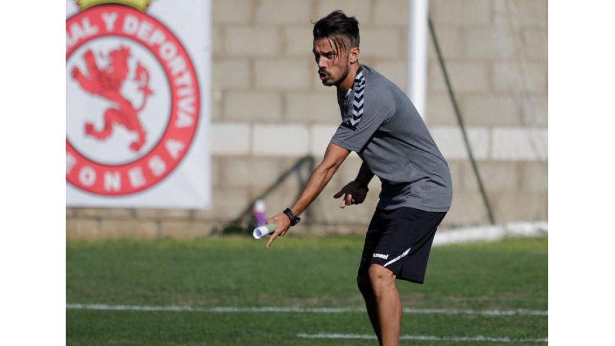 Rubén de la Barrera enfila la recta final de preparación antes de afrontar el debut liguero el próximo viernes ante el Lorca. SECUNDINO PÉREZ