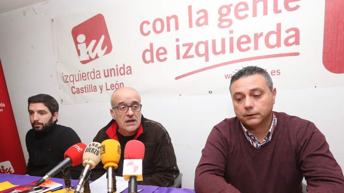 Ezequiel Caride, Emiliano Núñez y Andrés Gabella, ayer en la sede de IU en Ponferrada.
