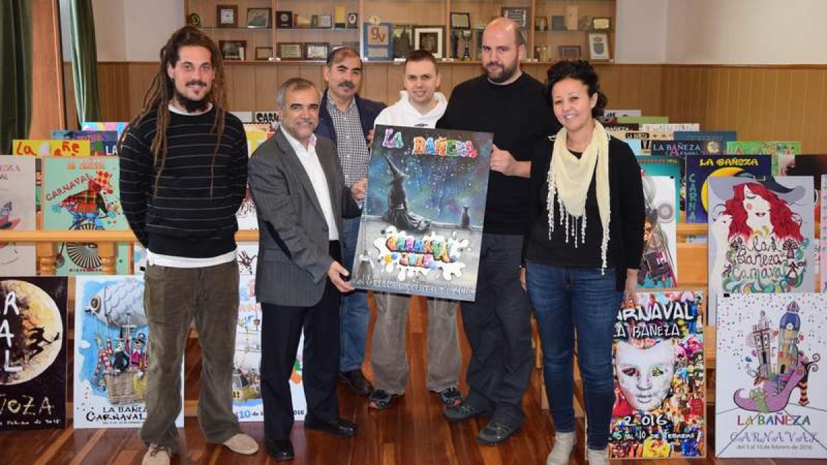 Los miembros del jurado posan con el cartel ganador ‘Ilusiones de Carnaval’.