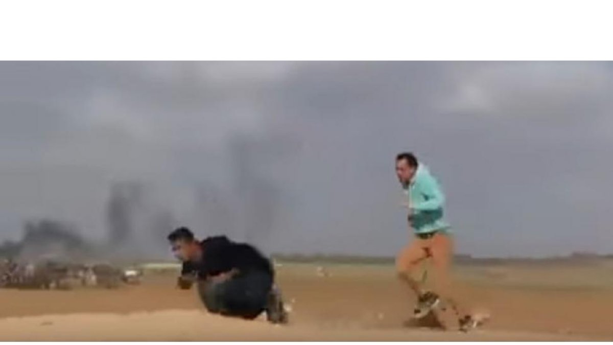 Imagen del vídeo en el momento en que el joven palestino recibe un disparo en la espalda, el sábado en Gaza.