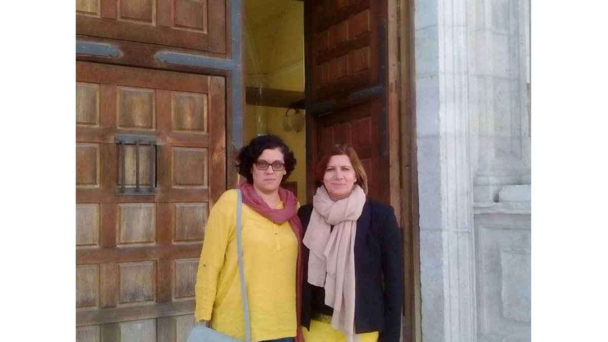 La regidora faberense y la edil de Cultura, ayer ante la Consejería. DL