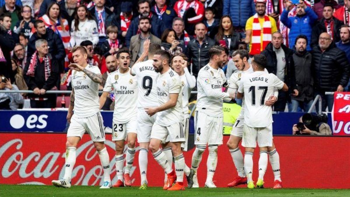 Los jugadores del Madrid celebran el tercer gol el Atlético en el Metropolitano.