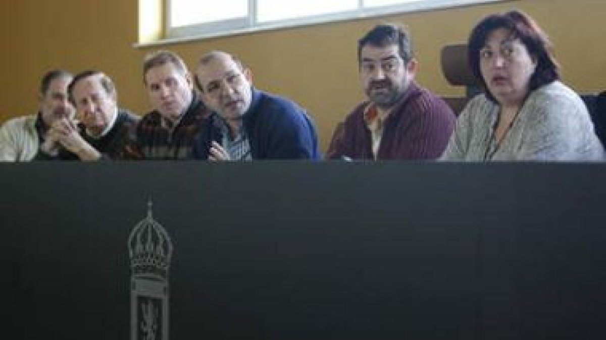 El alcalde (segundo por la derecha), junto al secretario y el equipo de gobierno en un pleno.