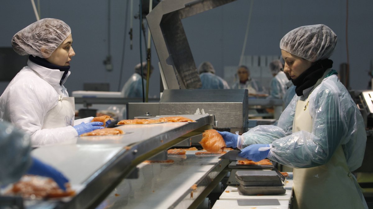 Dos operarias en las instalaciones de La Balinesa. JESÚS F. SALVADORES